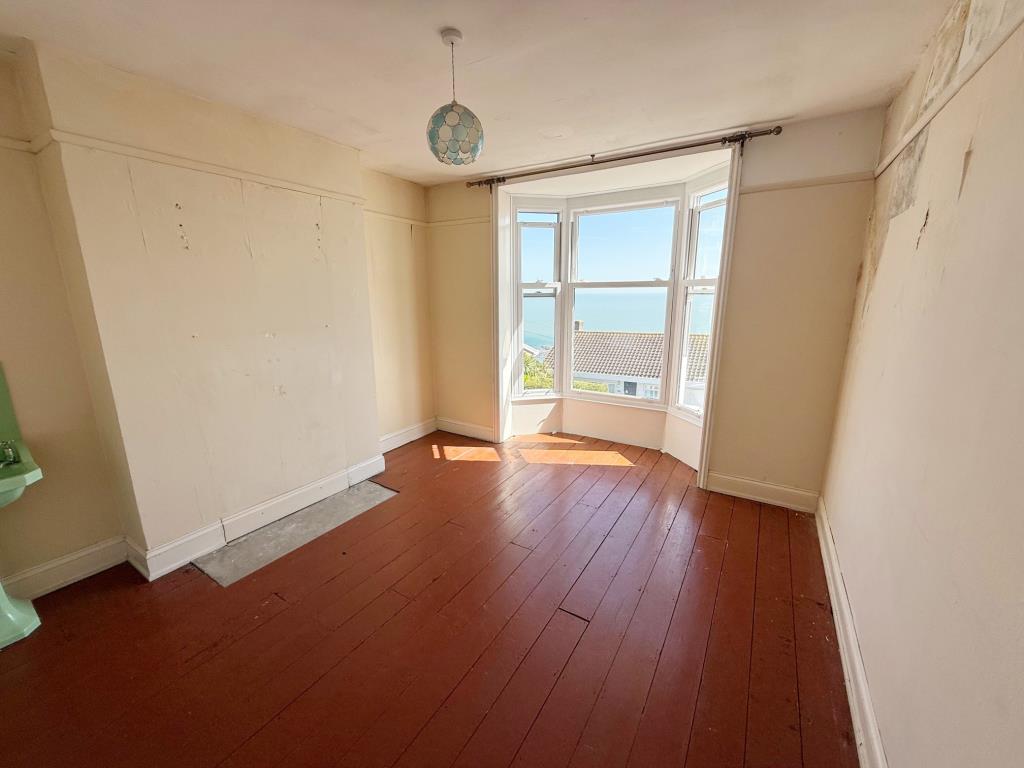 Lot: 163 - FOUR-BEDROOM HOUSE FOR IMPROVEMENT WITH STUNNING SEA VIEWS AND REAR VEHICULAR ACCESS - A view of one of the bedrooms